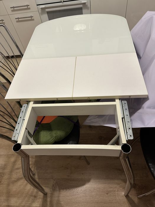 Стол куханный белого цвета