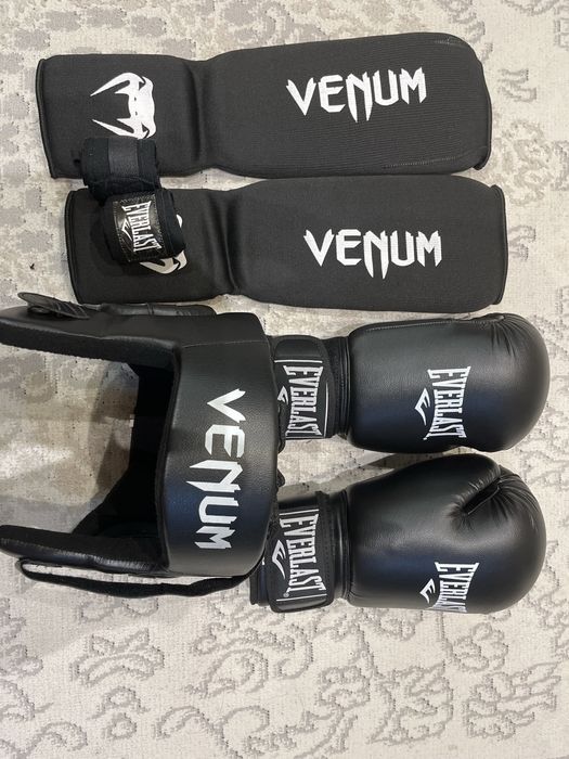 Продаеться Кикбокский комплект:Футы, Перчаткий, Шлем, Бинты