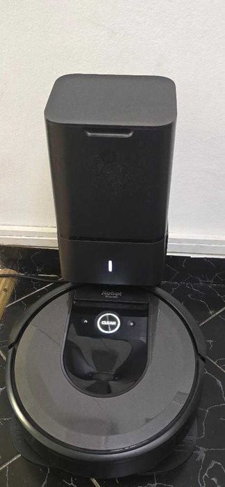 Aspirator robot IROBOT Roomba Combo I8+ 857840 are si functie de mop