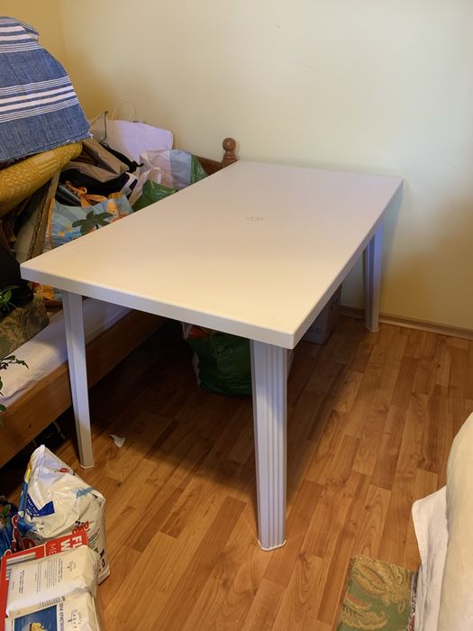 Продавам пластмасова маса с пейка