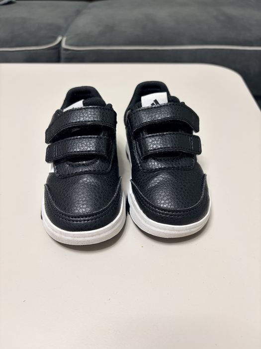 Обувки Адидас.