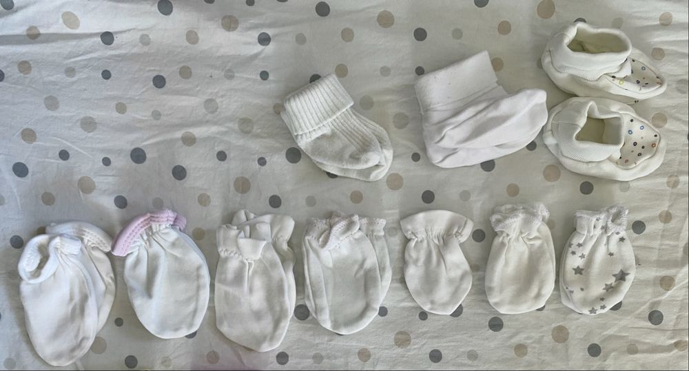 Комплект за новородено, ръкавички, терлички и шапки