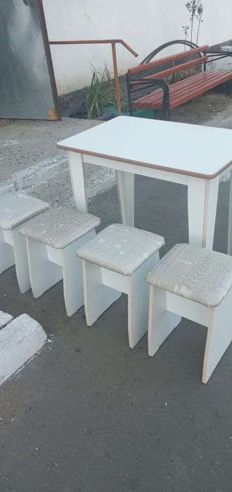 кухонный стол 4 табурета