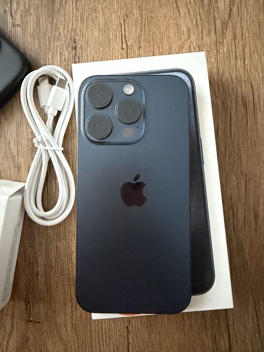 Iphone 15Pro cu husa si incarcaror