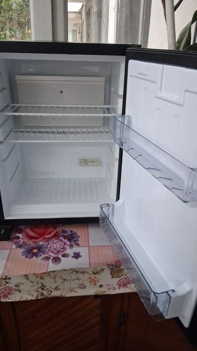Vând minibar functional