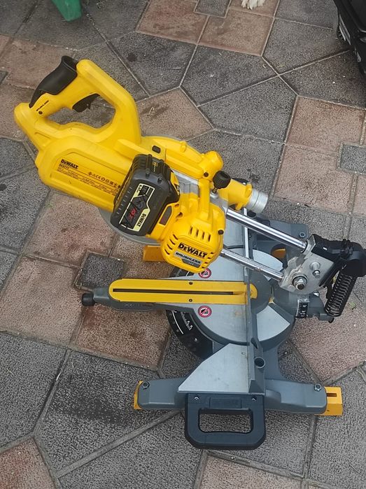 Circular pe acumulatori DEWALT DCD 777 va și nou