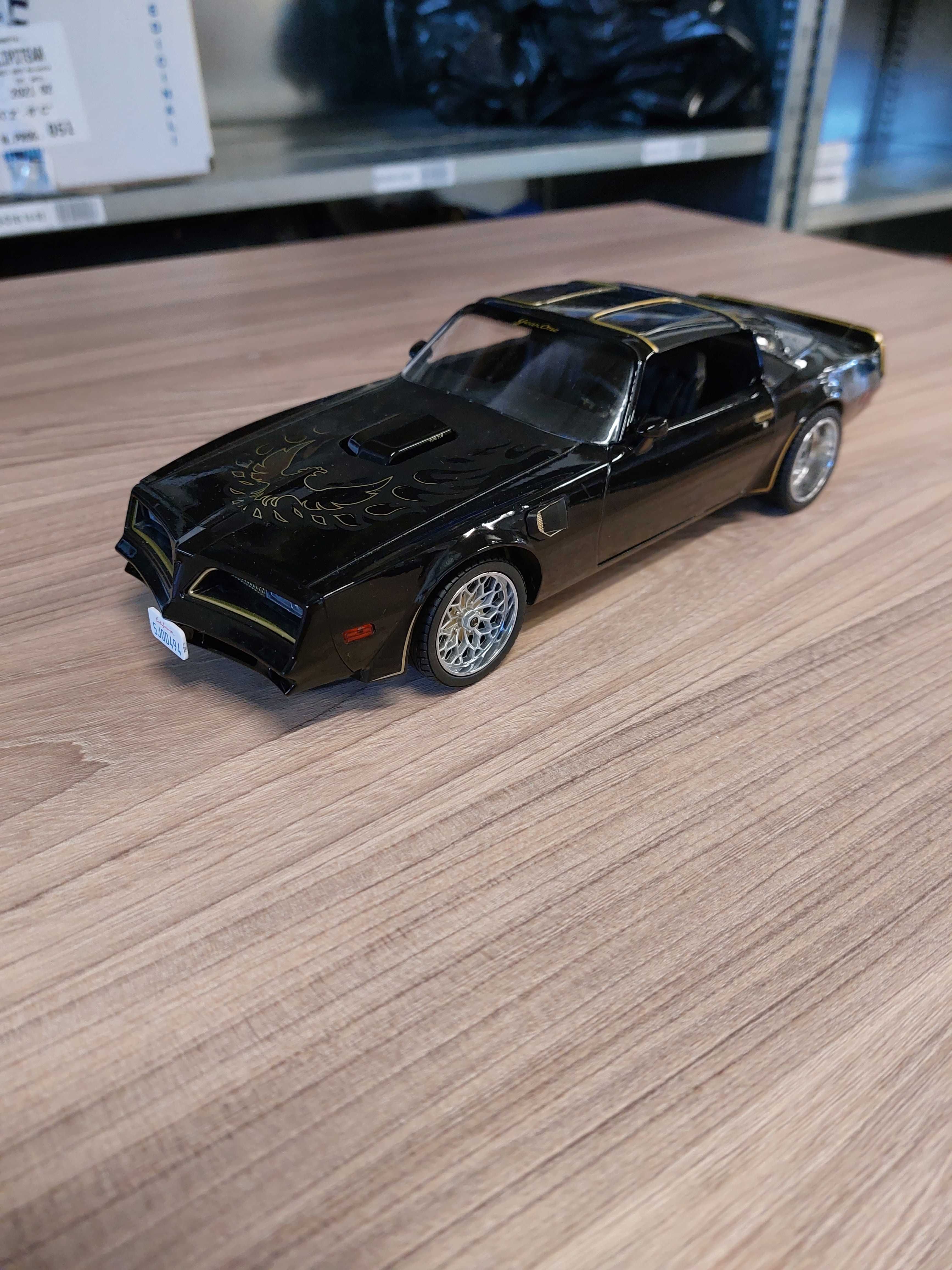 Artisan Collection Pontiac Firebird Trans Am 1977 1/18