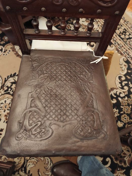 masa antica + 6 scaune piele cca 100 ani