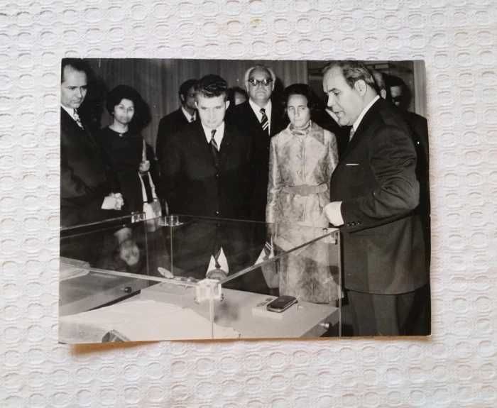 Fotografie de coelctie Nicolae Ceausescu si Elena in vizita de lucru