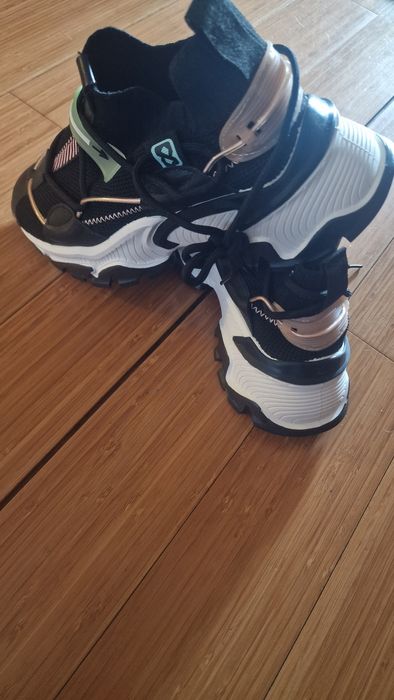 Vand sneakersi de dama