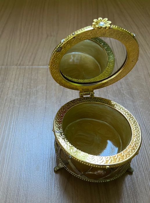 Swarovski - 2 броя калъфи и различни сувенири лот за 40 лв.