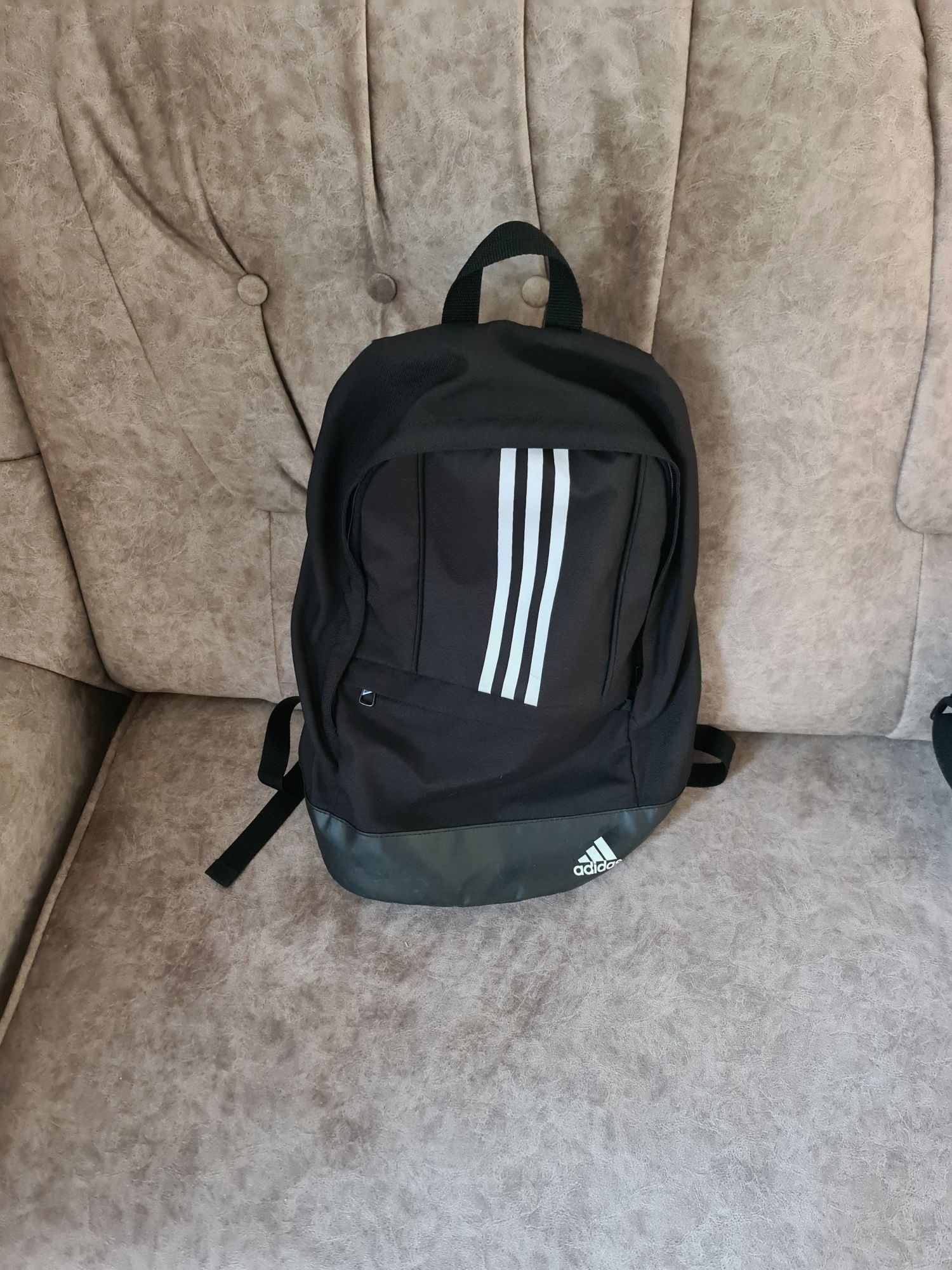 Rucsac adidas ca sí nou original 100 %