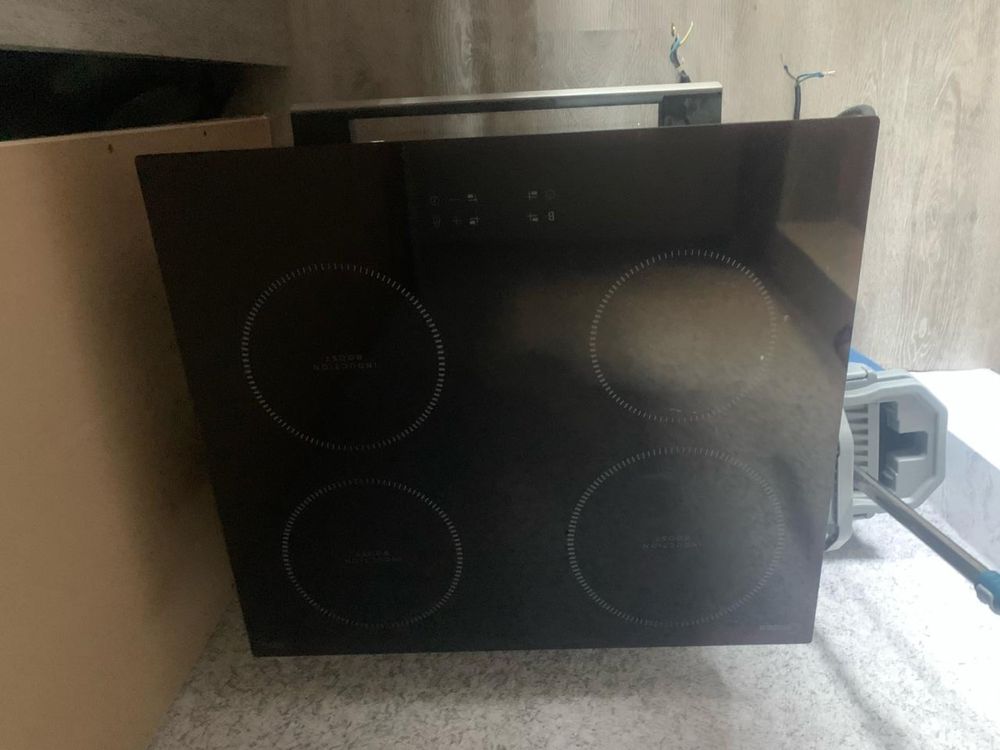 Встроенные духовой шкаф и варочная панель Midea