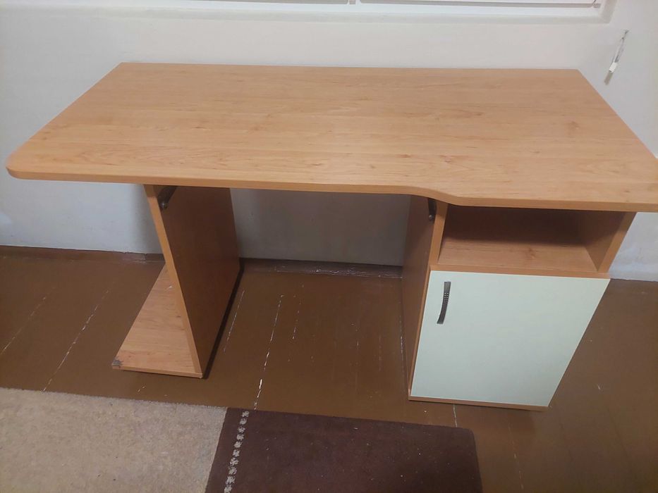 Продавам бюро, със следи от употреба