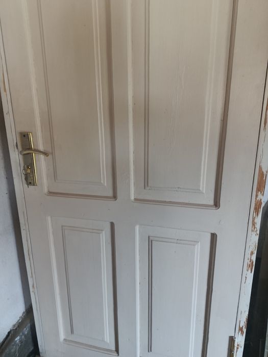 Эшик сотилади.    .