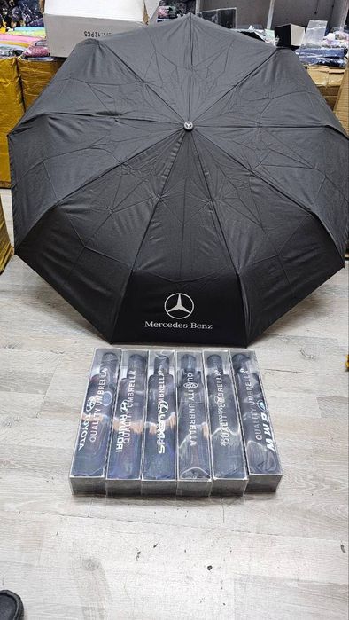 Avtomobil brendi tushirilgan soyabonlar