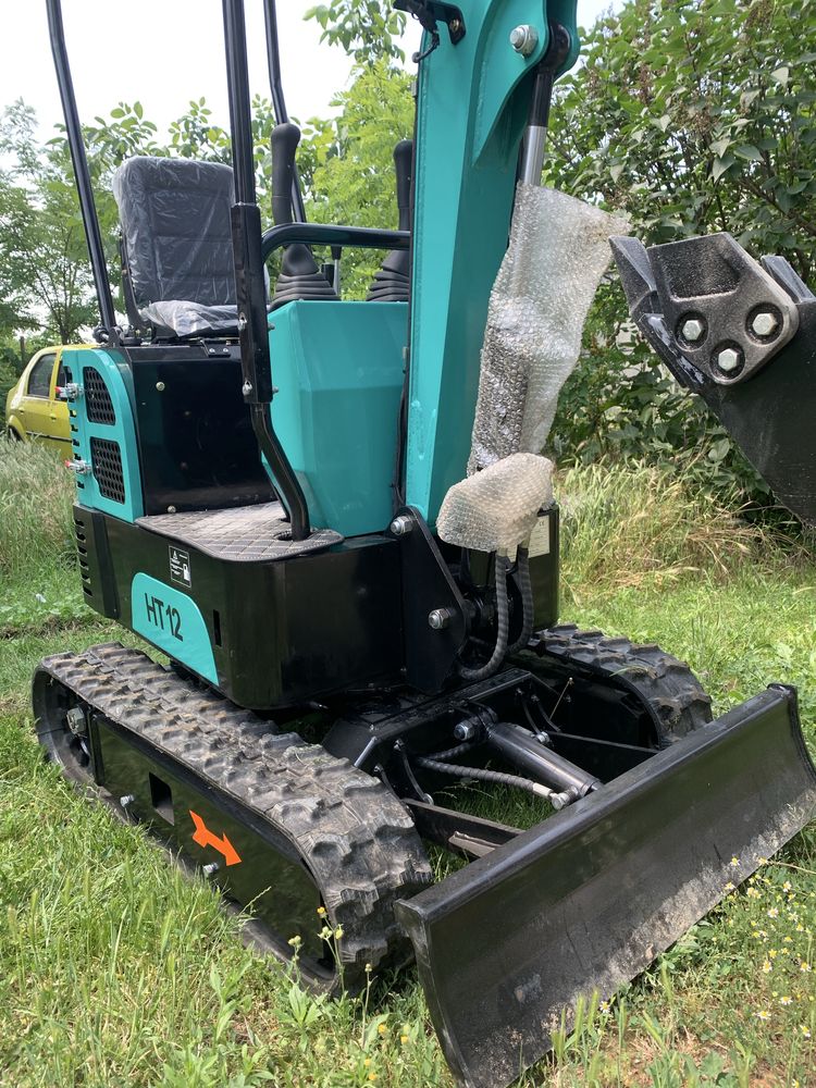 Mini excavator compact