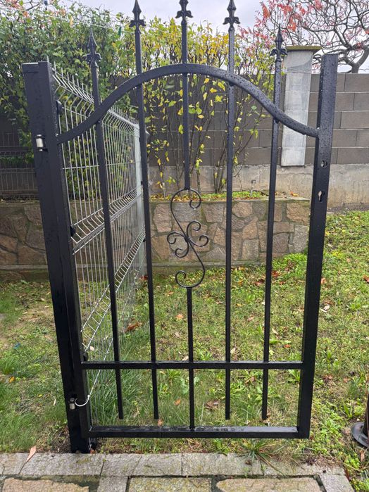 Продавам метална дворна врата / порта