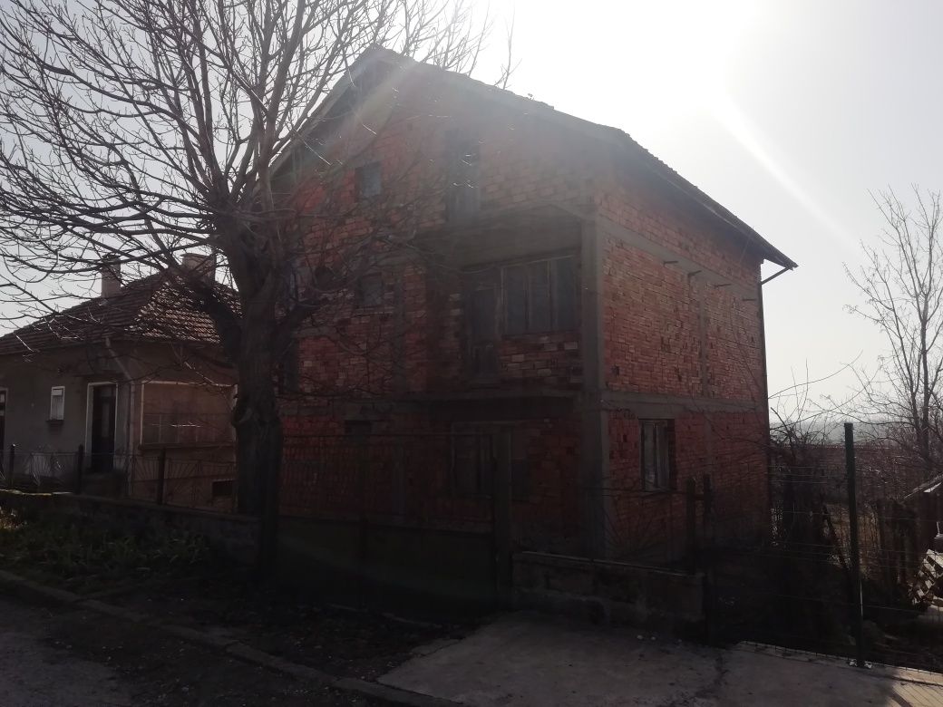 Продавам къща в гр Оряхово област Враца