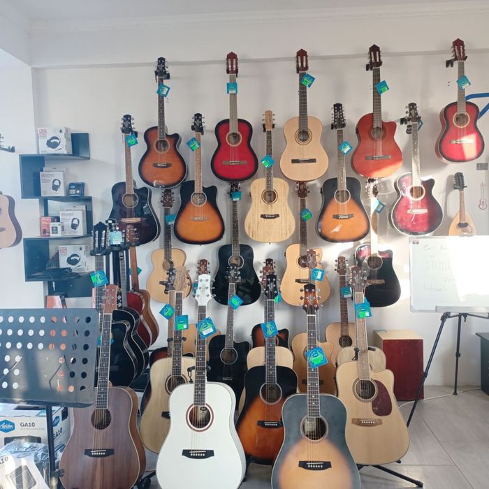 У нас в наличии очень большой ассортимент гитар