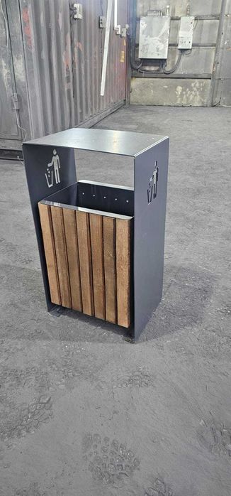 Урна металлическая с деревянной отделкой. Прочная. В наличии.