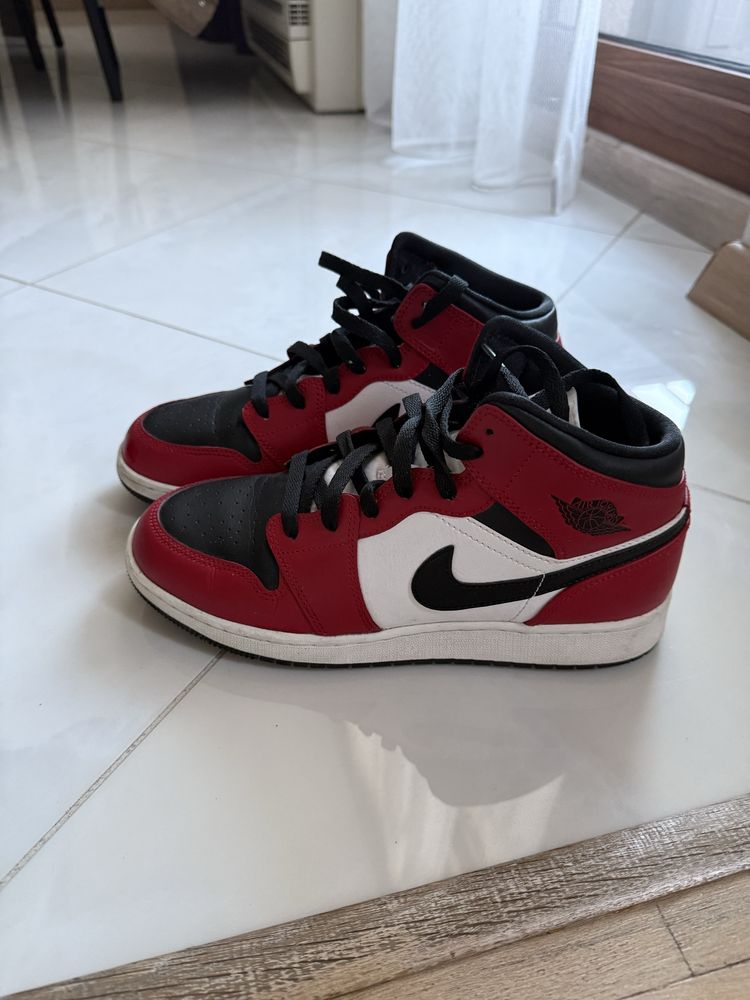 Nike air jordan 1 mid chicago black toe