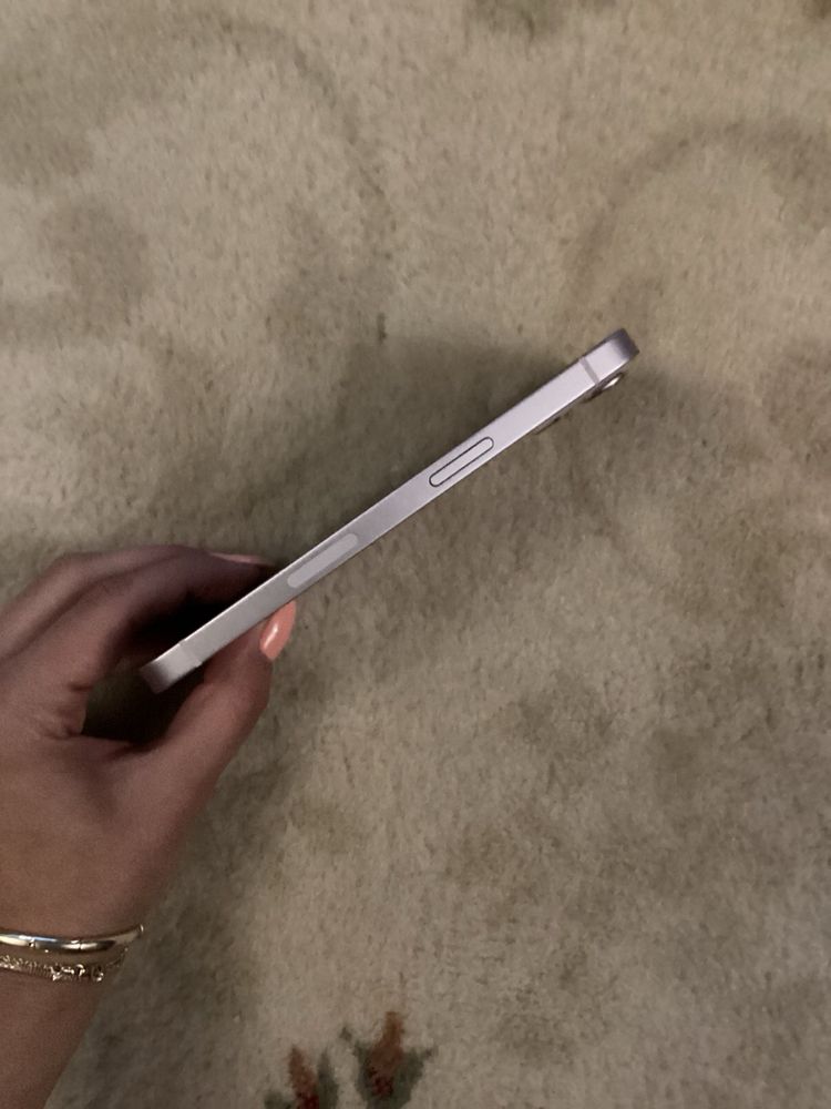 Продавам Iphone 13