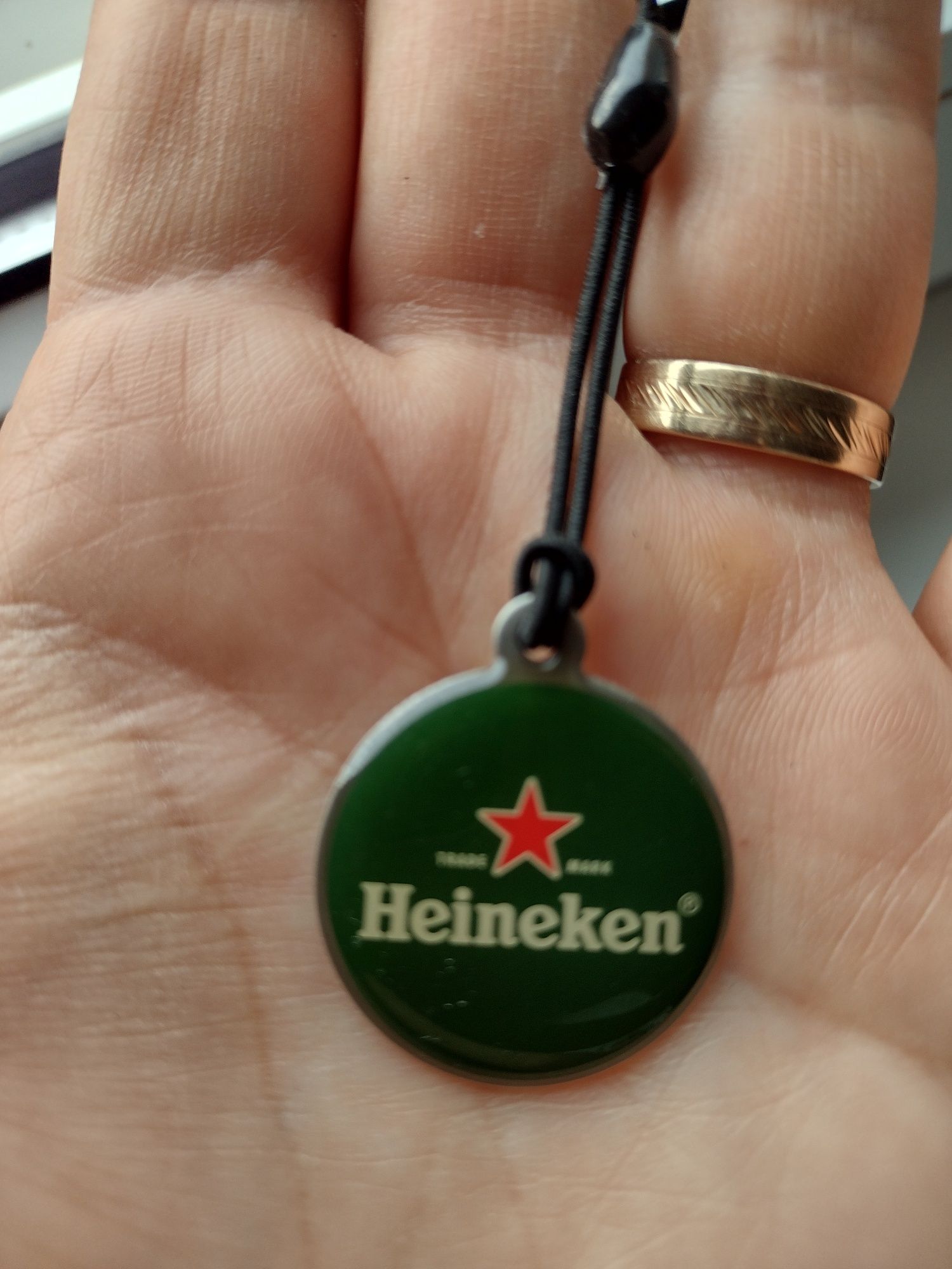 Vând brelocuri Heineken