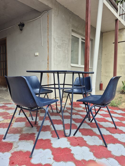 Masă din fier cu 4 scaune