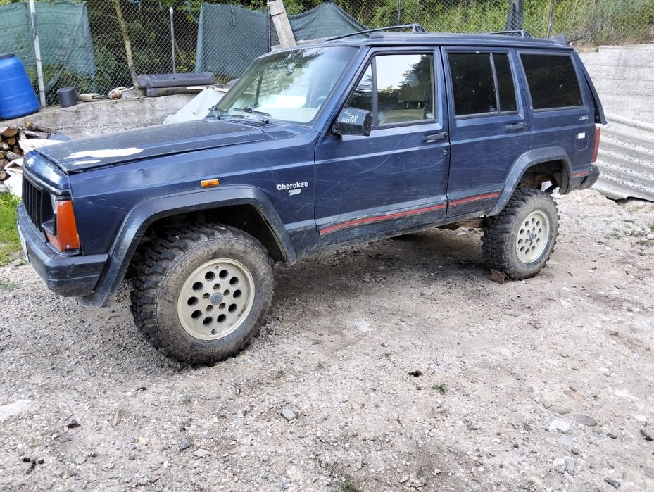 Vând cherokee xj model 95
