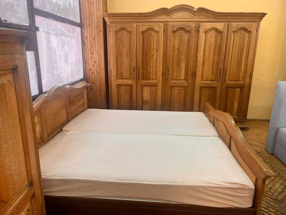 Масивна спалня и петкрилен гардероб