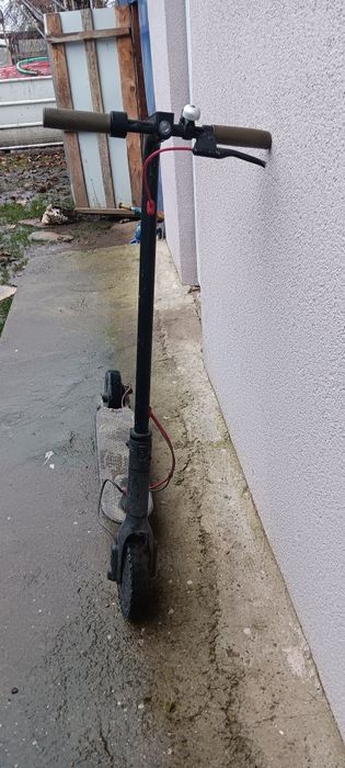 Vând trotineta electrica xiaomi defectă