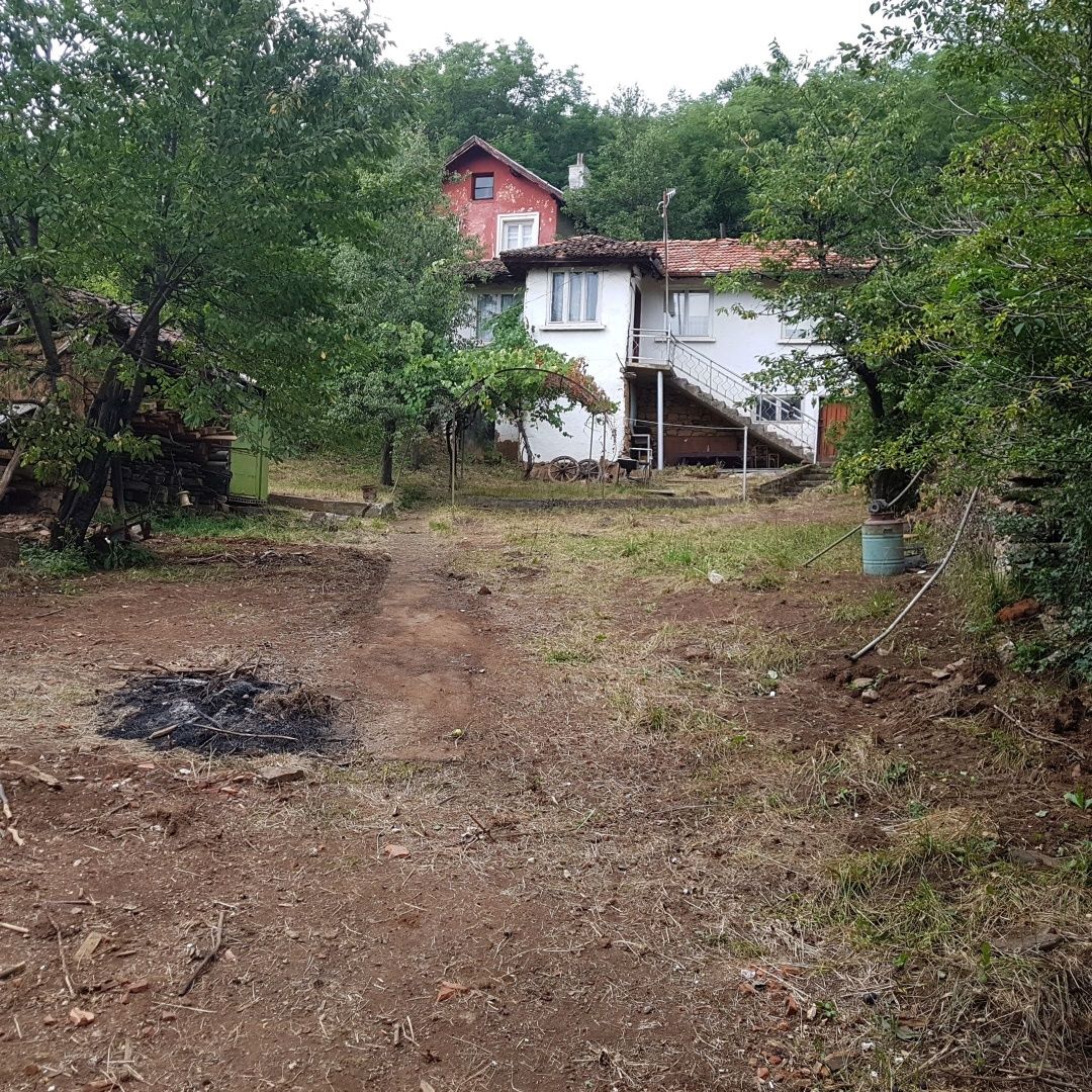 С.Горна Диканя къщи с двор 1400кв.м
