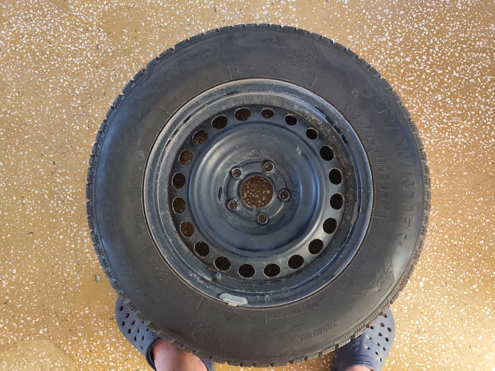 Vând anvelope de iarnă 215/65 R16 cu jante de oțel