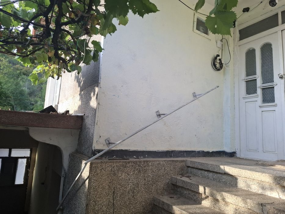 Къща с двор и стопански постройки