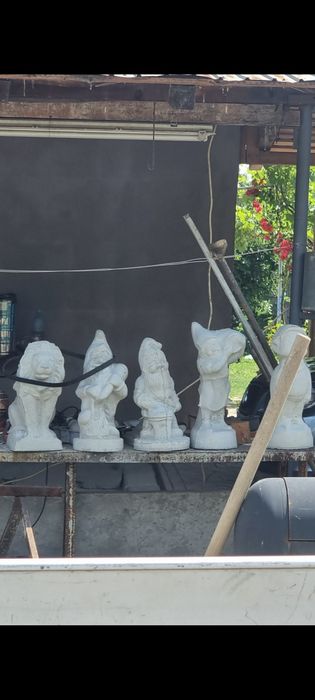 Pitici de gradina si vaze flori din beton