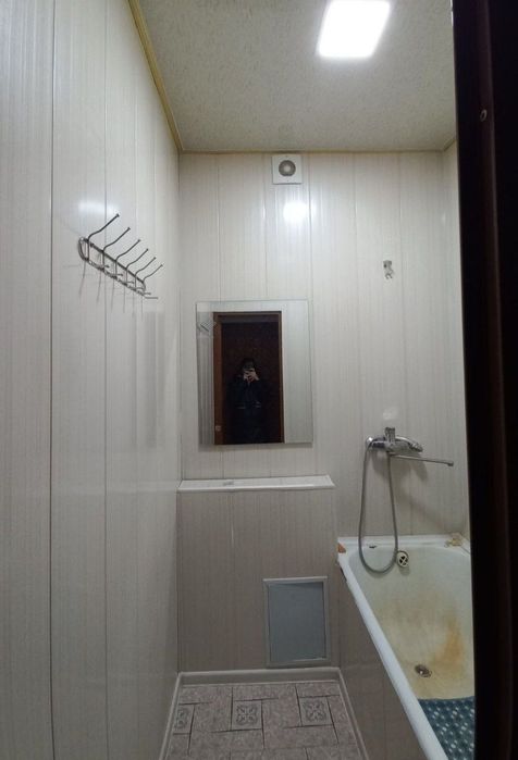 Gastronom oldida 3 xonalik uy sotiladi