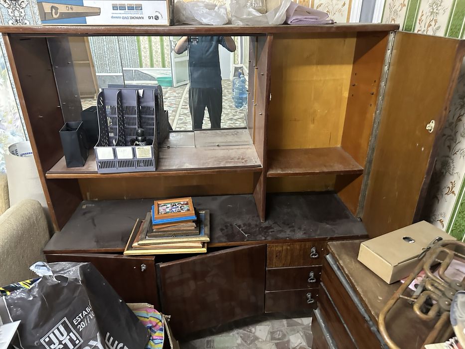 Продам сервант для посуды