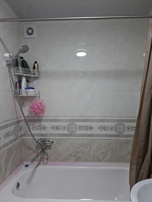 Прадаётсия навастройка квартира ровый не тарцавой балкон есть всё меби