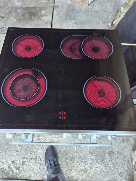 Фурна за вграждане с керамичен плот