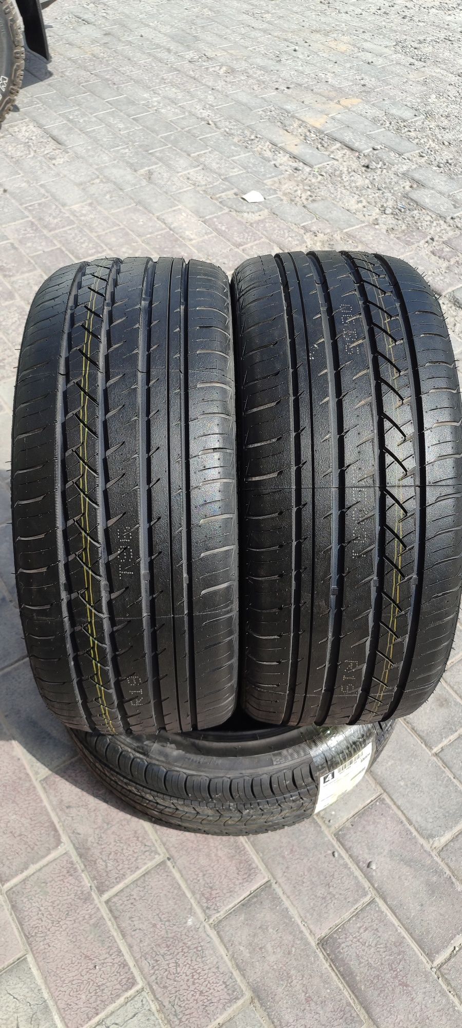 235/40R19 2 шины