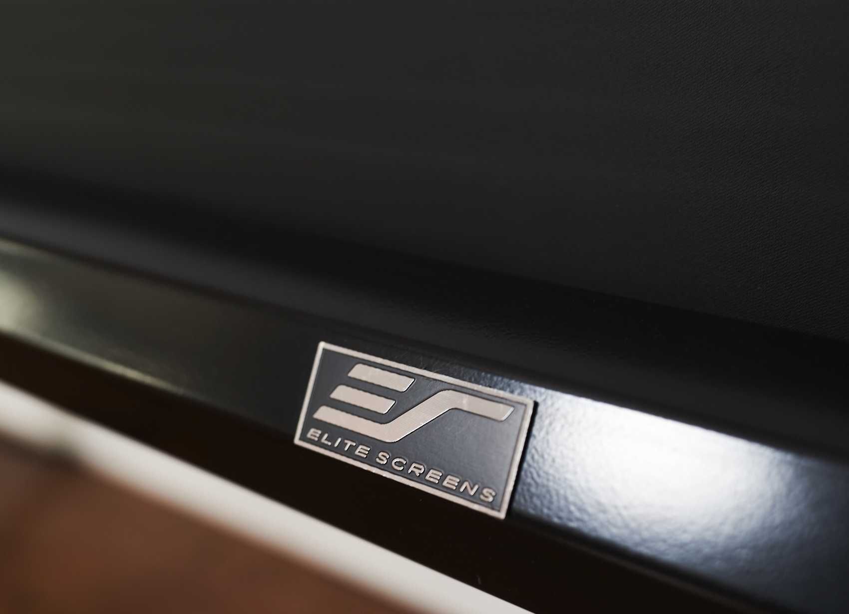 Продавам прожекционен екран Elite Screens T120UWH с триножник