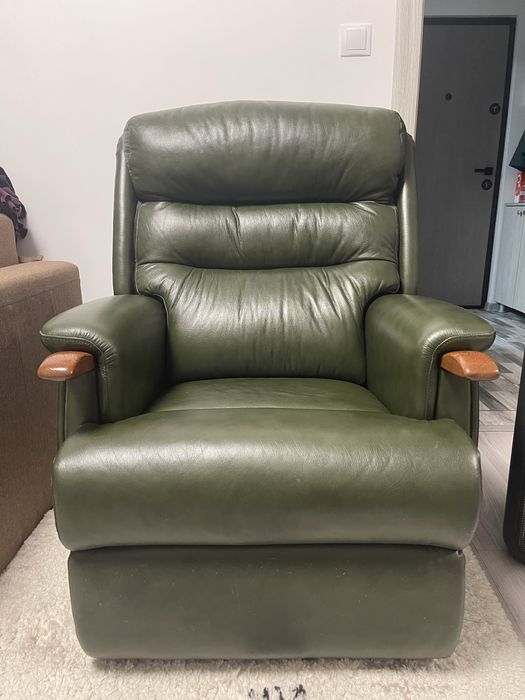 Fotoliu din piele modern cu manere de lemn si roti