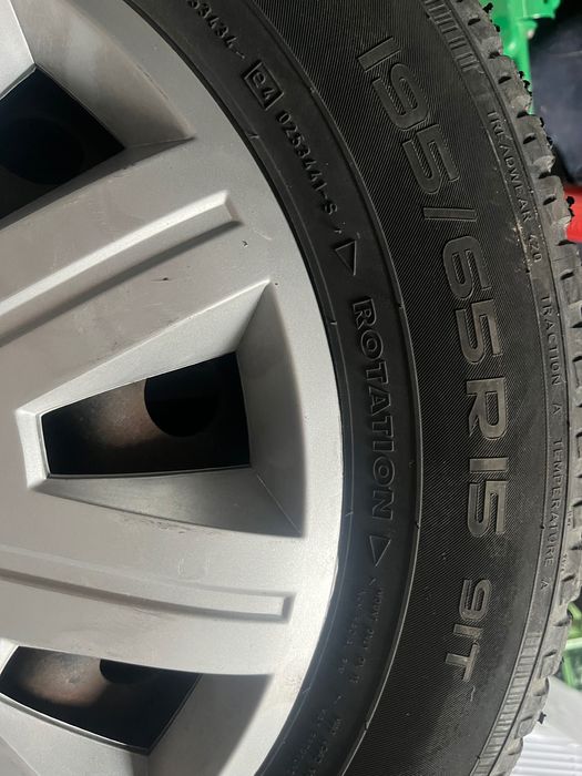 4 зимни гуми 195/65 15 + железни джанти комплект в добро състояние