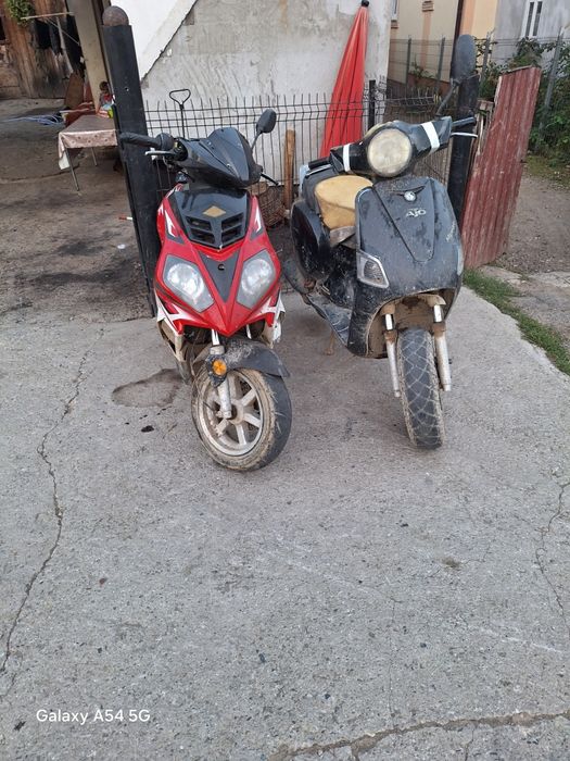 Vând doua scutere în perfecta stare de funcționare