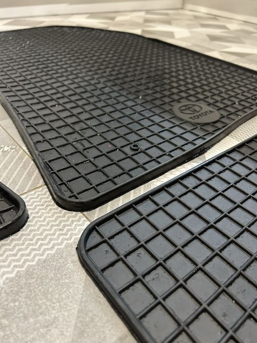 Оригинални гумени стелки за Тойота Авенсис т25