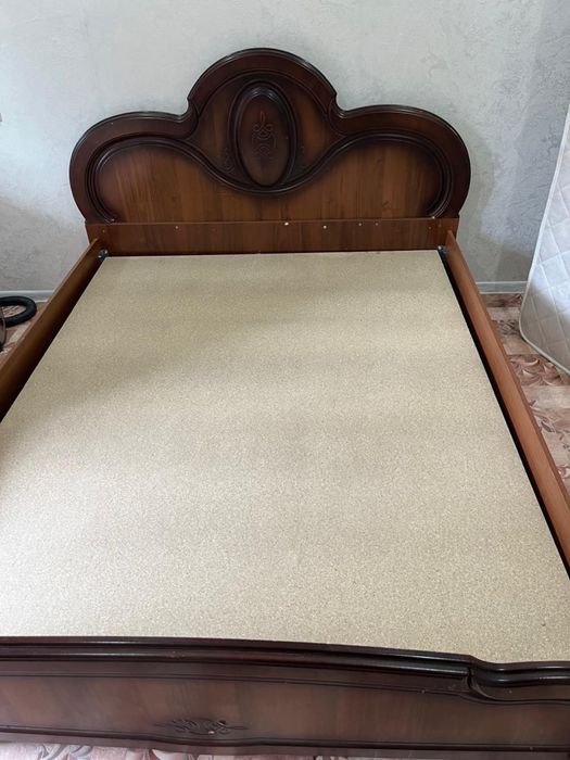 Кровать без матраса