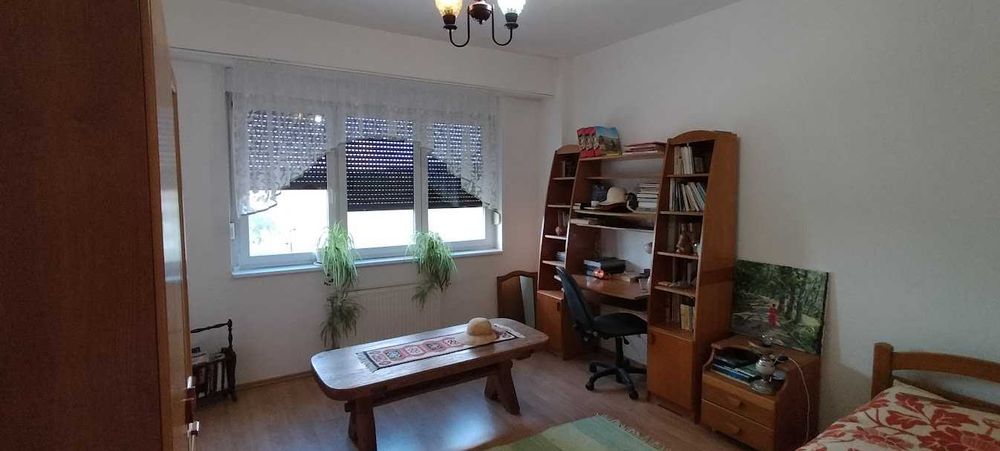 Vand apartament extra spatios, cu garaj