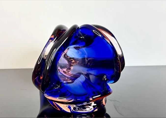 Vasă de sticlă realizată manual de Josef Hospodka designer