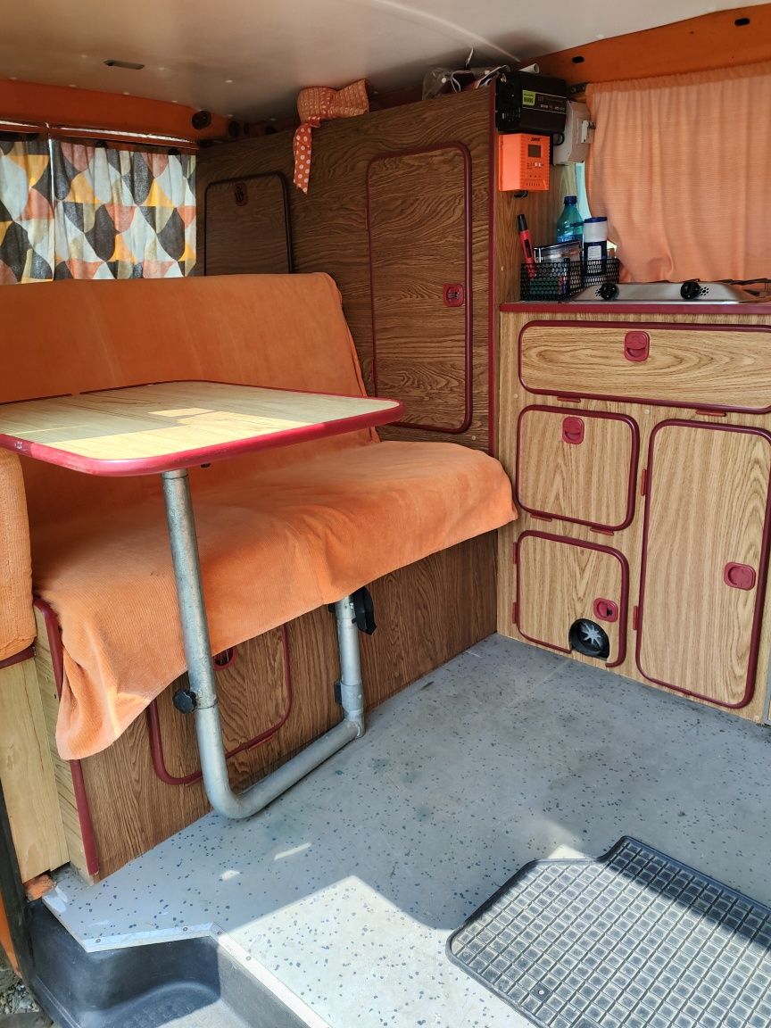 Volkswagen T4 transformat în camper